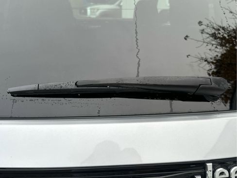 Used 2024 Jeep Grand Cherokee Limited image 17