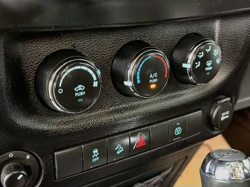 Used 2016 Jeep Wrangler Unlimited Sahara w/ Connectivity Group AWD/4WD image 15