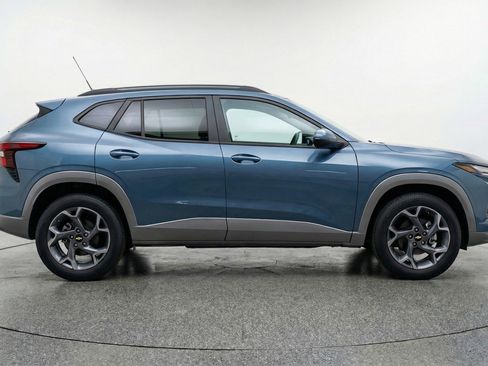 Used 2025 Chevrolet Trax LT w/ LT Convenience Package FWD image 11