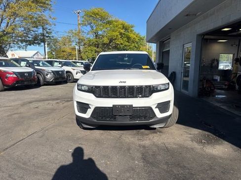 Used 2024 Jeep Grand Cherokee Altitude image 7