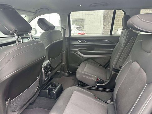 Used 2023 Jeep Grand Cherokee L Laredo image 10