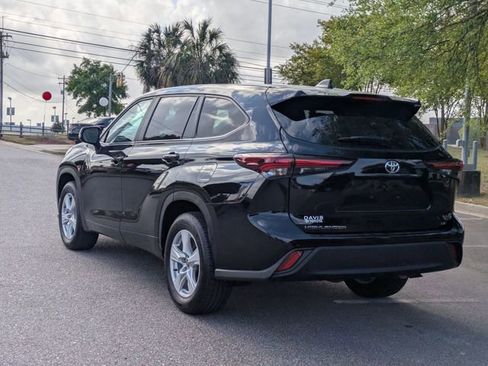 Certified 2025 Toyota Highlander LE FWD image 5