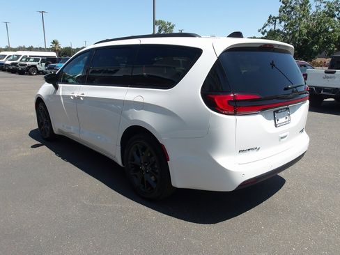 New 2025 Chrysler Pacifica Limited image 6