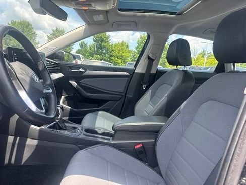 Used 2025 Volkswagen Jetta SE FWD image 9