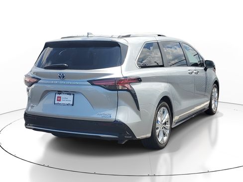 Certified 2023 Toyota Sienna Platinum FWD image 5