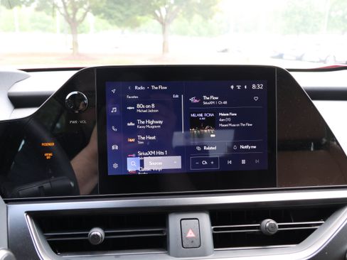 Used 2025 Lexus UX 300h FWD image 21
