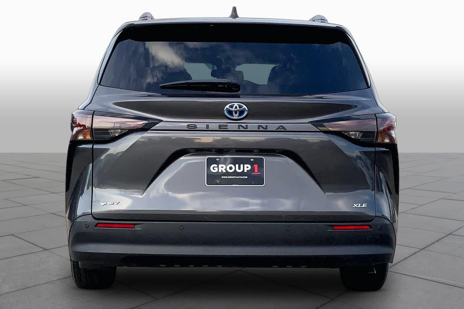 Certified 2025 Toyota Sienna XLE FWD image 5
