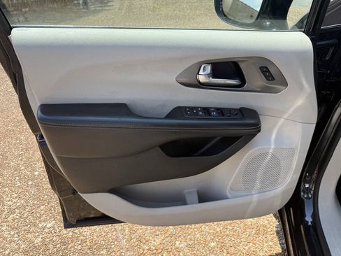Used 2022 Chrysler Pacifica Touring-L FWD image 13