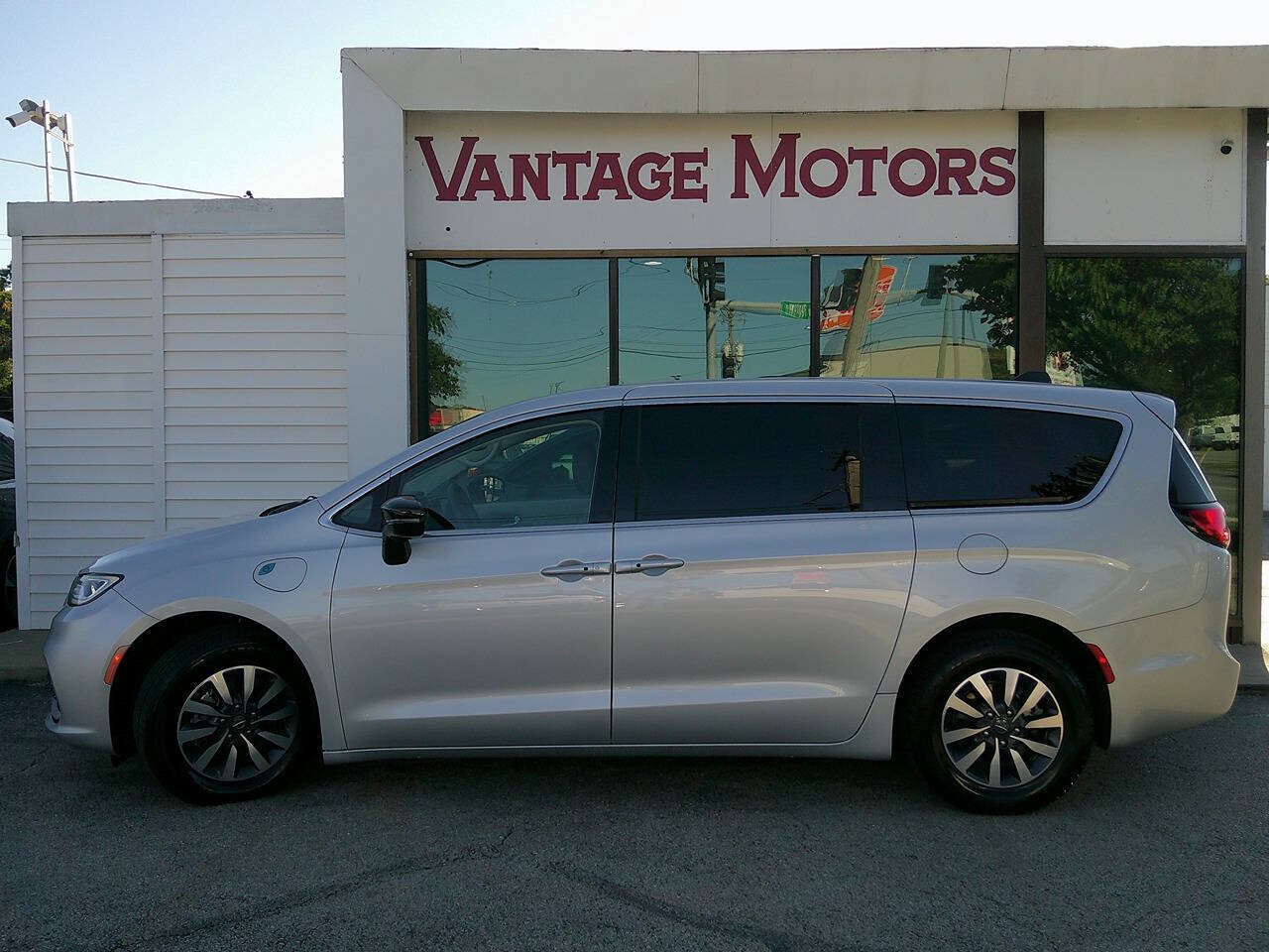 Used 2024 Chrysler Pacifica Limited FWD image 8