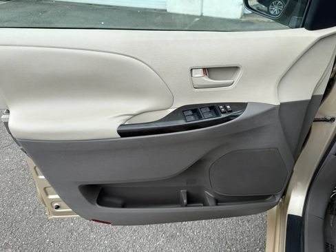 Used 2011 Toyota Sienna LE FWD image 17