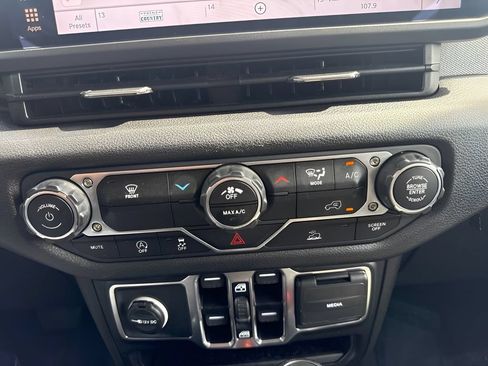 Used 2025 Jeep Wrangler Unlimited Sport AWD/4WD image 15