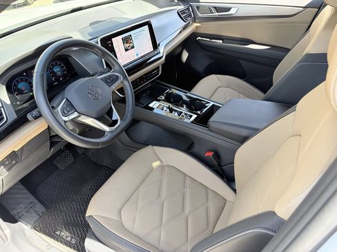 Used 2025 Volkswagen Atlas Cross Sport SE FWD image 18