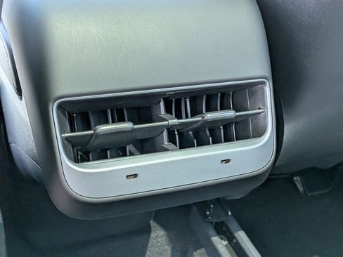 Used 2024 Tesla Model Y Long Range AWD/4WD image 16