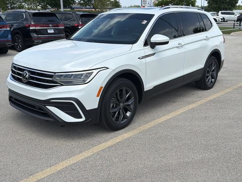 Certified 2023 Volkswagen Tiguan SE FWD image 3