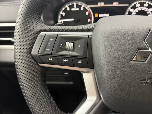 New 2025 Mitsubishi Outlander SE image 19