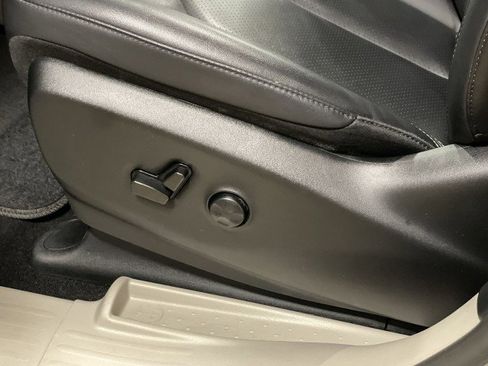 Used 2024 Chrysler Pacifica Touring-L image 14