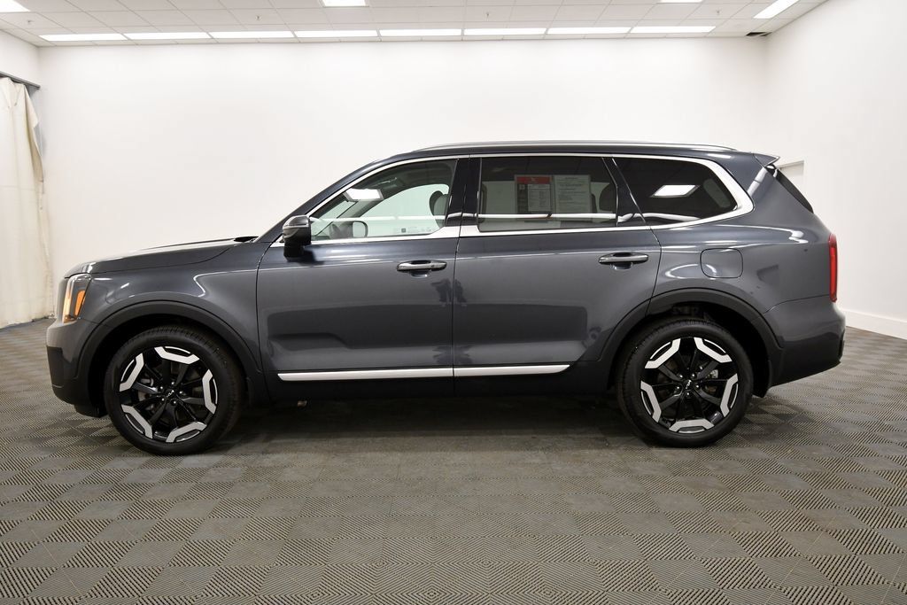 Certified 2024 Kia Telluride S w/ S Sunroof Package AWD/4WD image 4