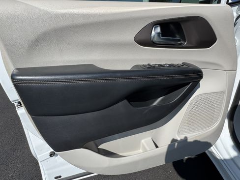 Used 2019 Chrysler Pacifica Touring Plus w/ Cold Weather Group FWD image 11