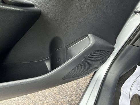 Used 2025 Toyota Corolla Cross L image 31