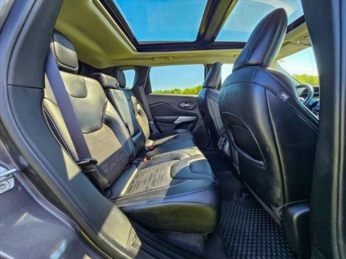 Certified 2022 Jeep Cherokee Latitude w/ Sun & Sound Group AWD/4WD image 39