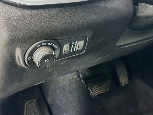 Used 2025 Jeep Compass Latitude w/ Convenience Group AWD/4WD image 10