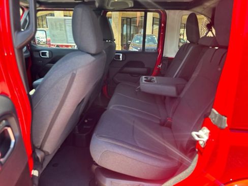 Used 2025 Jeep Wrangler Unlimited Sahara w/ Safety Group AWD/4WD image 13