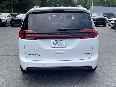 Certified 2025 Chrysler Pacifica Limited FWD image 8