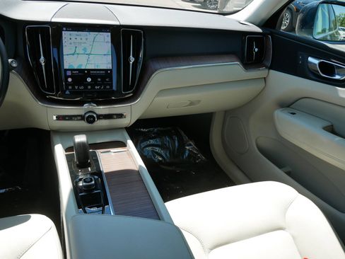Used 2022 Volvo XC60 B5 Momentum AWD/4WD image 14
