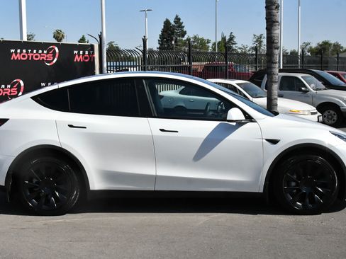 Used 2023 Tesla Model Y Long Range AWD/4WD image 9
