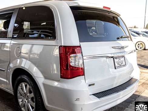 Used 2015 Chrysler Town & Country Touring image 14