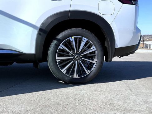 New 2026 Nissan Pathfinder Platinum image 25