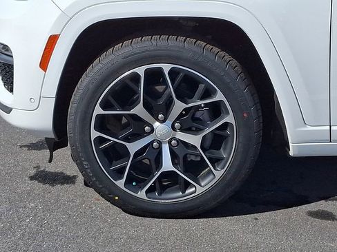 Used 2022 Jeep Grand Cherokee Summit image 8