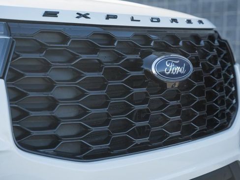 Used 2025 Ford Explorer ST-Line w/ ST-Line Street Pack image 12