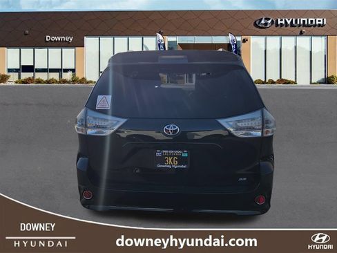 Used 2016 Toyota Sienna SE Premium FWD image 4