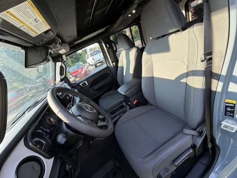Used 2025 Jeep Wrangler Unlimited Sport AWD/4WD image 15
