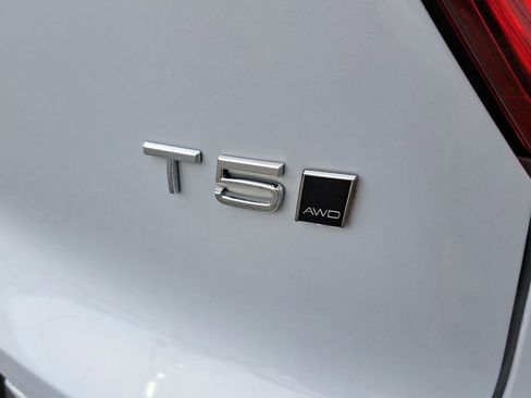 Used 2022 Volvo XC40 T5 R-Design w/ Advanced Package image 29