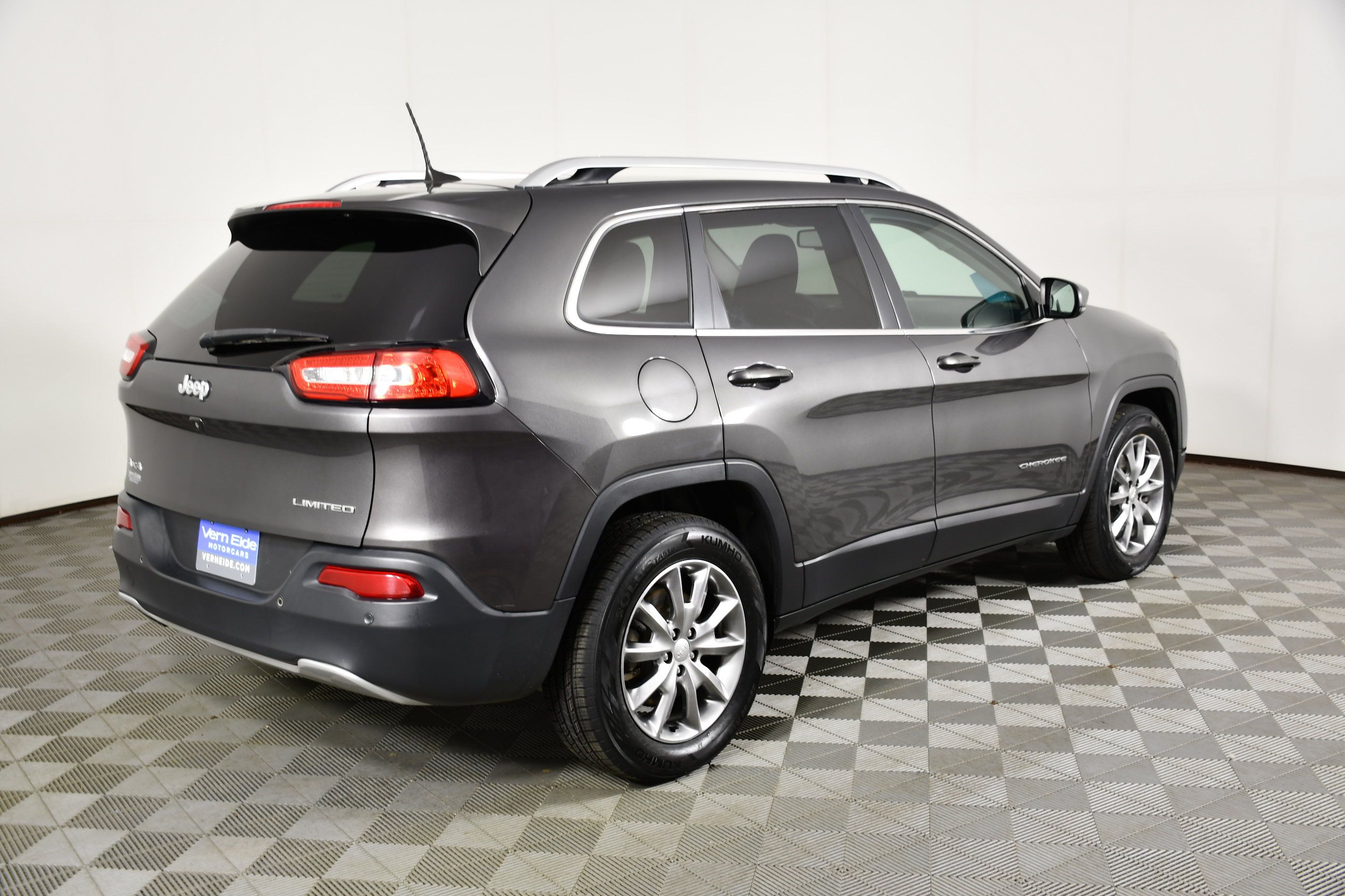 Used 2018 Jeep Cherokee Limited AWD/4WD image 6