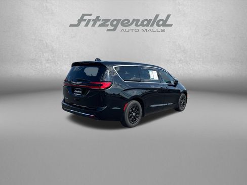 Used 2025 Chrysler Pacifica Select FWD image 8