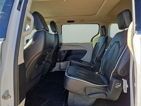 Used 2023 Chrysler Pacifica Limited image 17