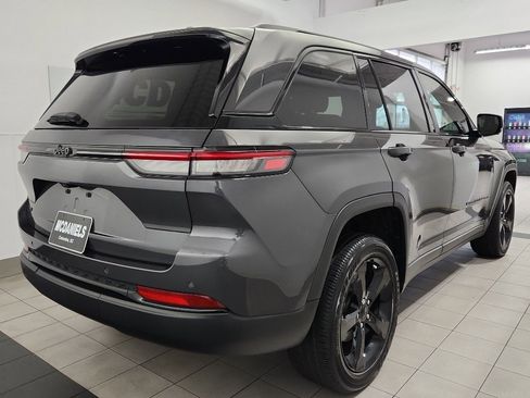 Used 2023 Jeep Grand Cherokee Altitude image 4
