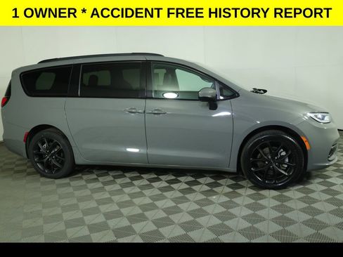 Used 2023 Chrysler Pacifica Touring-L w/ Uconnect Theater Family Group AWD/4WD image 2
