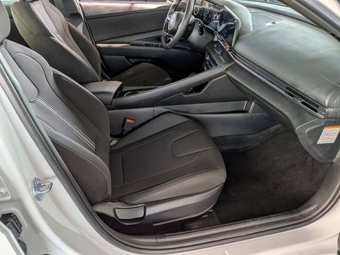 Used 2025 Hyundai Elantra SEL FWD image 33
