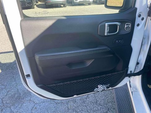 Used 2018 Jeep Wrangler Unlimited Sahara image 16