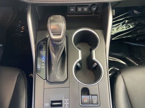 Used 2021 Toyota Highlander XLE AWD/4WD image 30