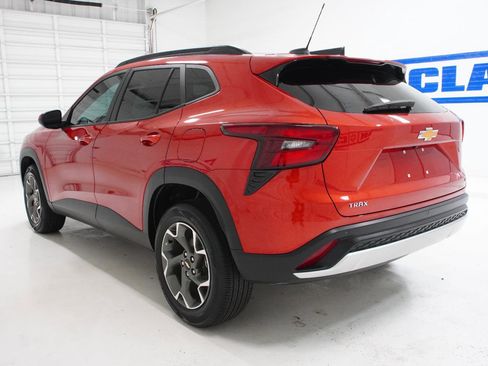 Used 2024 Chevrolet Trax LT w/ Driver Confidence Package FWD image 9