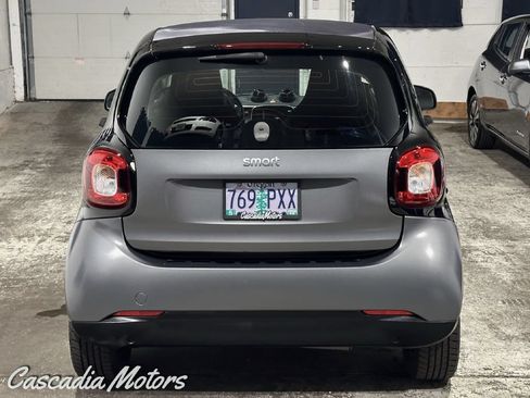 Used 2016 smart fortwo passion RWD image 5