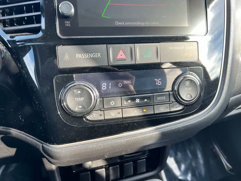 Used 2018 Mitsubishi Outlander SE image 28