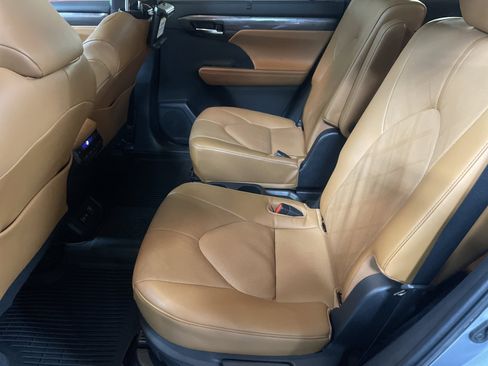 Used 2023 Toyota Highlander Platinum image 32