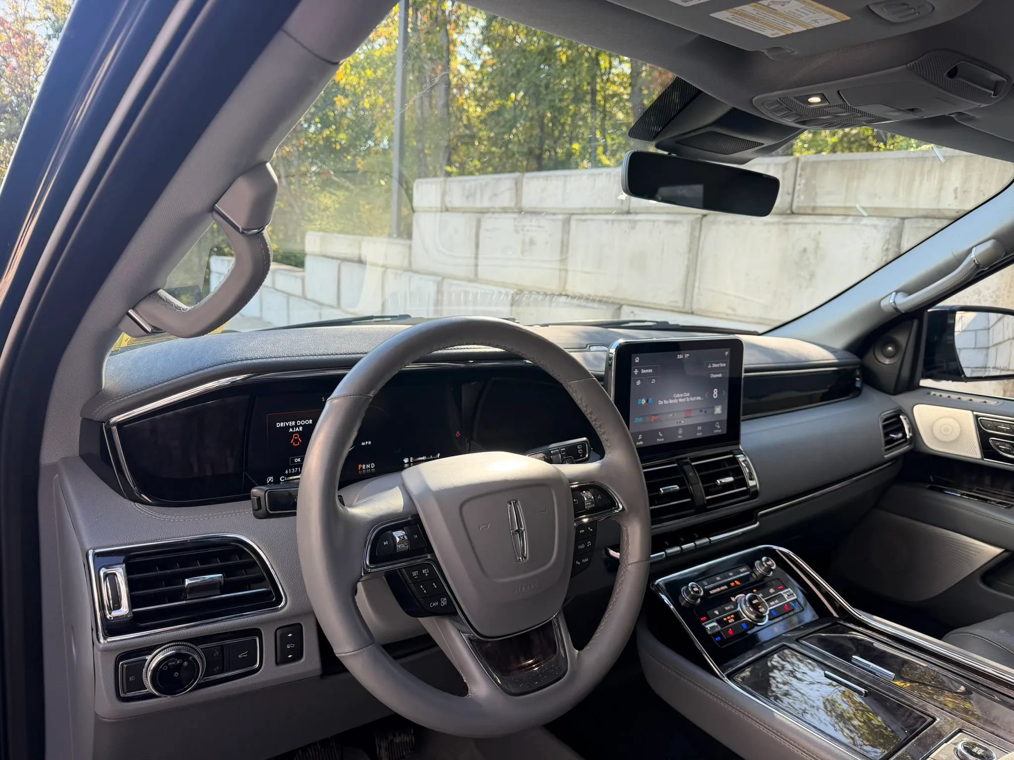 Used 2020 Lincoln Navigator L Reserve w/ Luxury Package AWD/4WD image 2