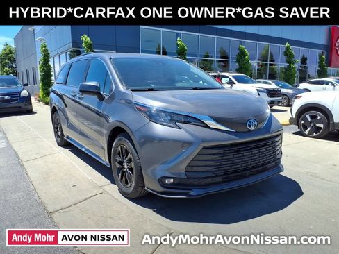 Used 2025 Toyota Sienna XLE FWD image 2